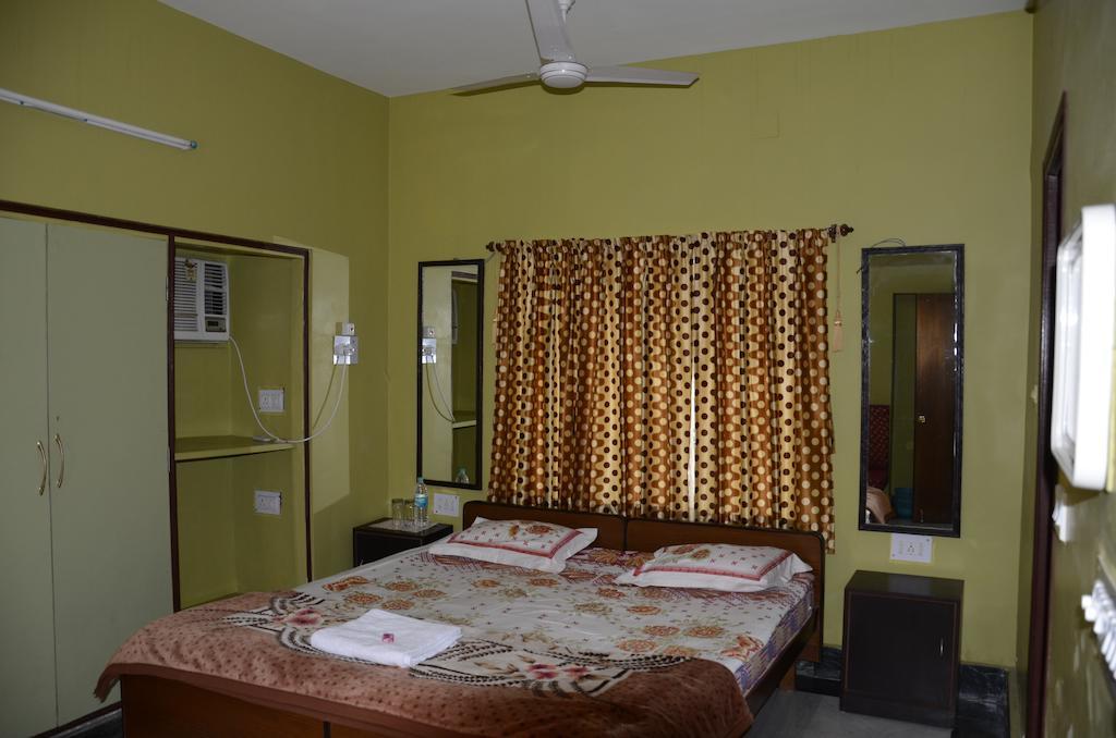 Kim Lawn Guest House Колката Номер фото