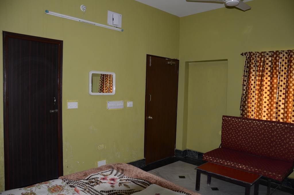 Kim Lawn Guest House Колката Номер фото
