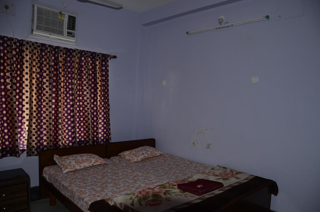 Kim Lawn Guest House Колката Номер фото