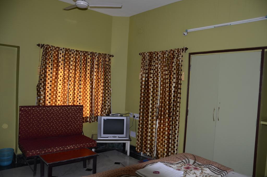 Kim Lawn Guest House Колката Номер фото